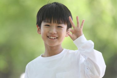 Gülümseyen ilkokul çocuğu imajı