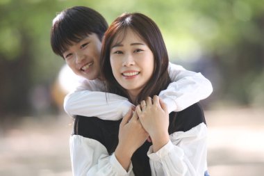 Gülümseyen ebeveynler ve çocuklar