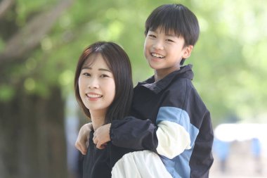 Gülümseyen ebeveynler ve çocuklar