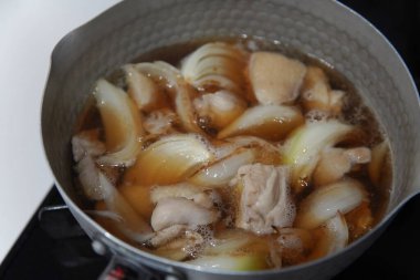 Haşlanmış tavuk budu ve soğan pişiriyorum.