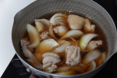 Haşlanmış tavuk budu ve soğan pişiriyorum.