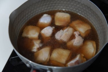 Haşlanmış tavuk budu ve soğan pişiriyorum.