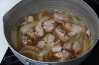 Haşlanmış tavuk budu ve soğan pişiriyorum.