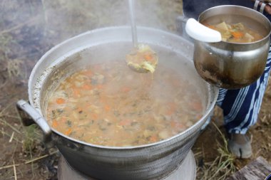Büyük bir tencerede miso çorbası yapıyorum.