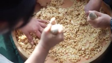 Miso yapan bir kadın.