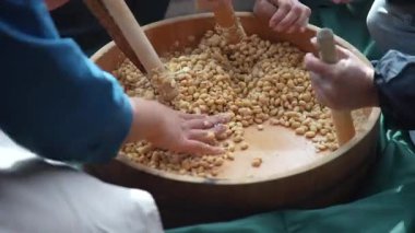 Miso yapan bir kadın.