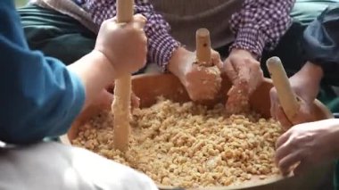 Miso yapan bir kadın.