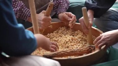 Miso yapan bir kadın.