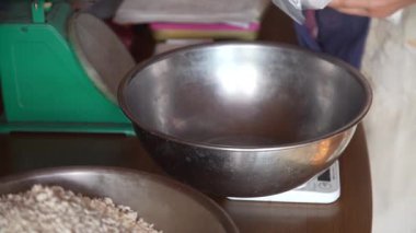 Miso yapmak için malzemeleri ölçen bir kadın.