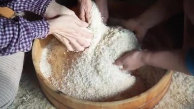 Miso yapan bir kadın.