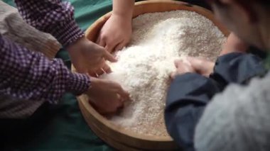 Miso yapan bir kadın.