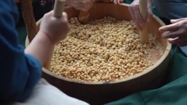 Miso yapan bir kadın.