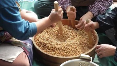 Miso yapan bir kadın.