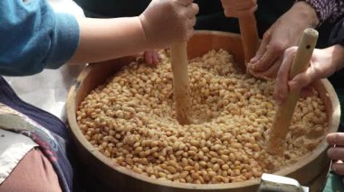 Miso yapan bir kadın.