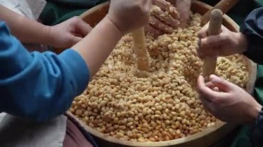 Miso yapan bir kadın.