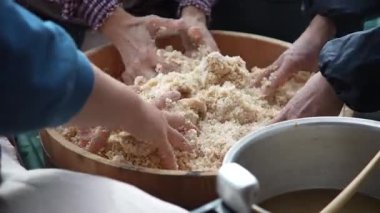 Miso yapan bir kadın.