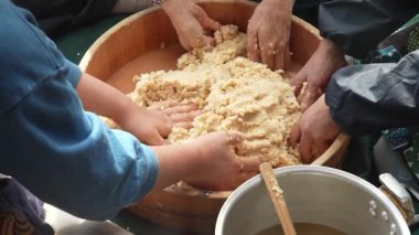 Miso yapan bir kadın.