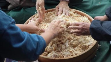 Miso yapan bir kadın.