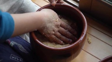 Miso yapan bir kadın.
