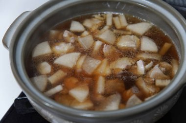 Tavuk ve turp yapıyorum.