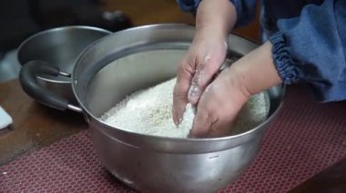 Miso yapan bir kadın.