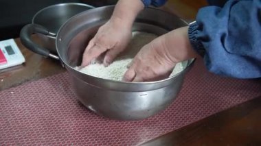 Miso yapan bir kadın.
