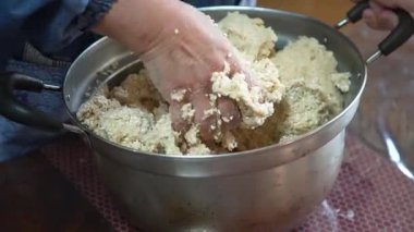 Miso yapan bir kadın.
