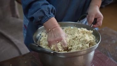 Miso yapan bir kadın.