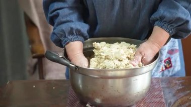 Miso yapan bir kadın.