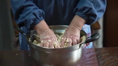Miso yapan bir kadın.