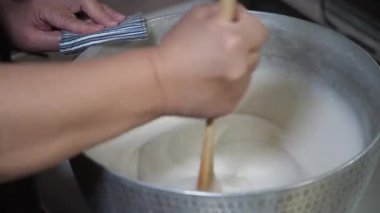 Konjac yapan bir kadın