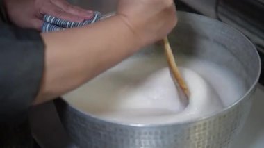 Konjac yapan bir kadın