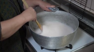 Konjac yapan bir kadın