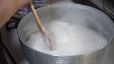 Konjac yapan bir kadın