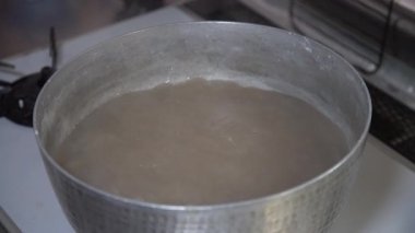 El yapımı konnyaku 'dan buhar yükseliyor