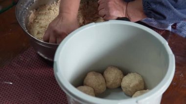 Miso yapan bir kadın.