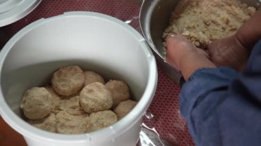 Miso yapan bir kadın.