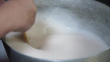 Konjac yapan bir kadın