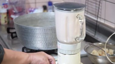 Konjac yer elmasını karıştıran bir kadın
