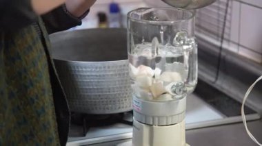 Konjac yer elmasını karıştıran bir kadın