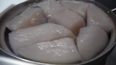 Akan suda ev yapımı konnyaku soğutuluyor