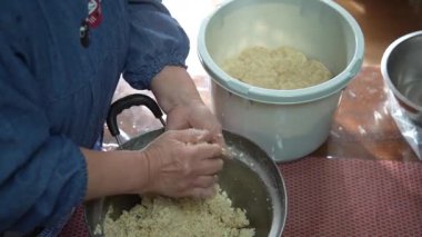 Miso yapan bir kadın.