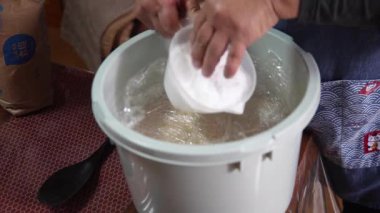 Miso yapan bir kadın.