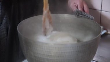 Konjac yapan bir kadın