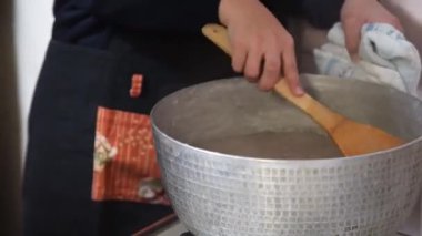 Konjac yapan bir kadın