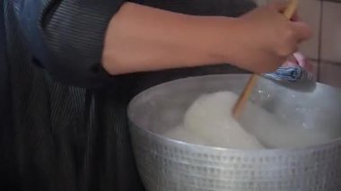Konjac yapan bir kadın