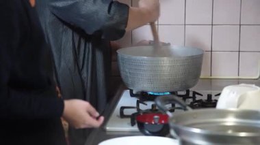 Konjac yapan bir kadın