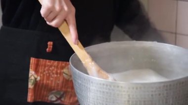 Konjac yapan bir kadın