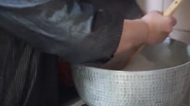 Konjac yapan bir kadın