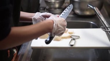 Konjac yapan bir kadın